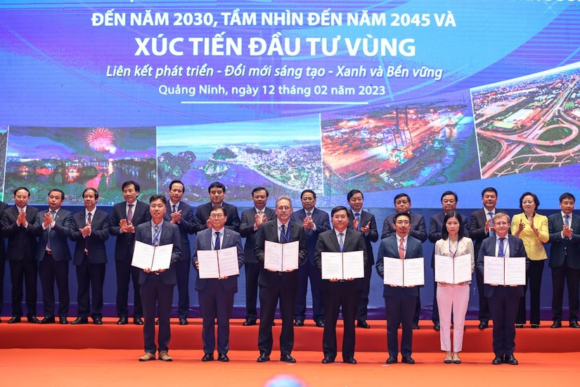 L&atilde;nh đạo bộ, ng&agrave;nh, c&aacute;c nh&agrave; đầu tư trao quyết định chủ trương đầu tư v&agrave; ph&ecirc; duyệt đầu tư v&agrave;o V&ugrave;ng Đồng bằng s&ocirc;ng Hồng. Ảnh: VGP.