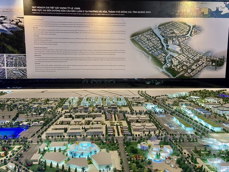 Ph&oacute; Thủ tướng Ch&iacute;nh phủ Trần Hồng H&agrave; trao Quy hoạch tỉnh Quảng Ninh thời kỳ 2021 - 2030, tầm nh&igrave;n đến năm 2050; Quy hoạch chung TP Hạ Long đến năm 2040 cho l&atilde;nh đạo tỉnh v&agrave; TP. Hạ Long.