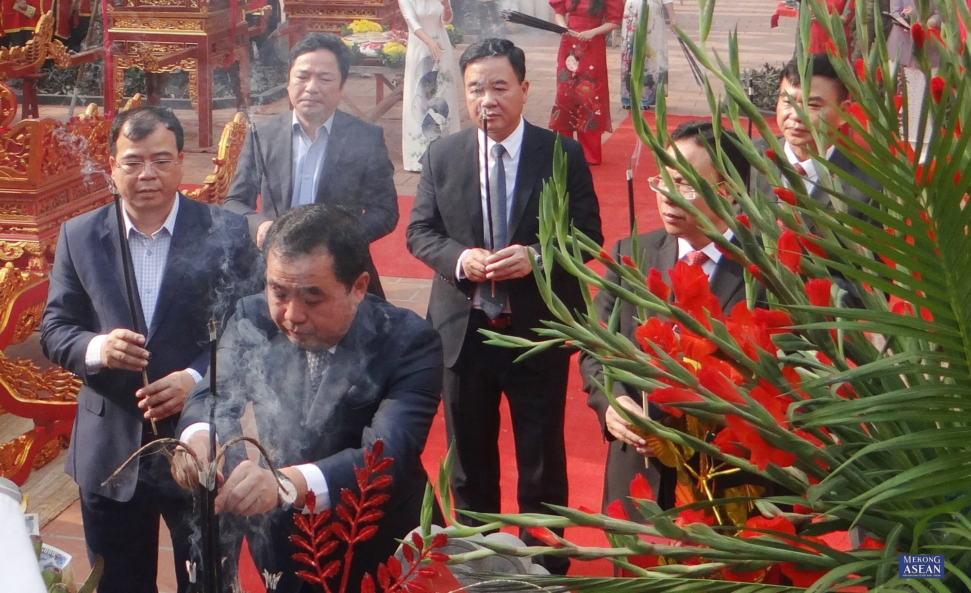 Ủy vi&ecirc;n Trung ương Đảng, B&iacute; thư Tỉnh ủy Hải Dương Trần Đức Thắng; đại diện l&atilde;nh đạo tỉnh Hải Dương; l&atilde;nh đạo th&agrave;nh phố Ch&iacute; Linh; c&ugrave;ng đại diện l&atilde;nh đạo c&aacute;c sở ng&agrave;nh trong tỉnh d&acirc;ng hương tại đền Cả tưởng nhớ c&ocirc;ng ơn 5 Đức Th&aacute;nh họ Vương.