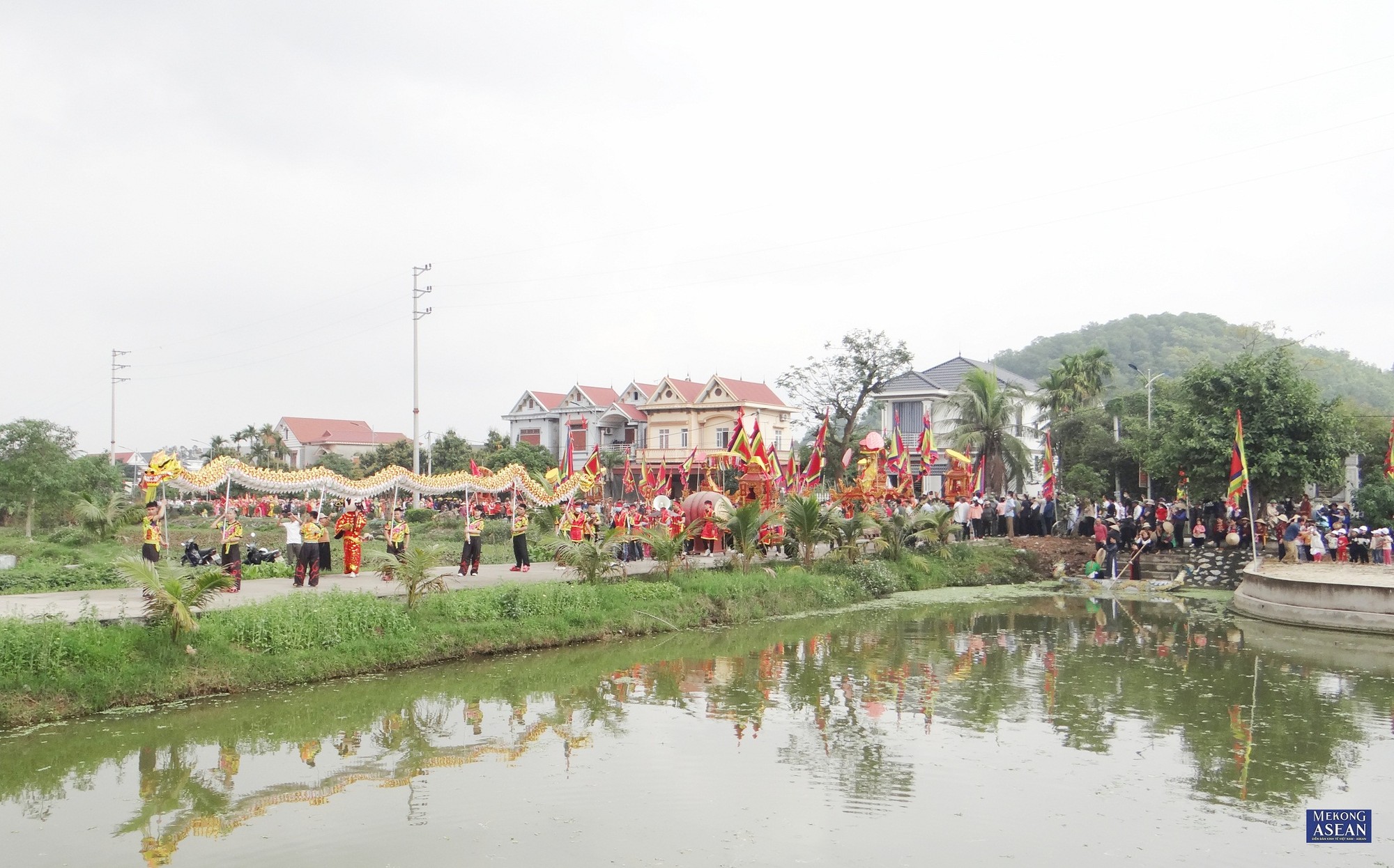 Lễ rước b&agrave;i vị, mũ &aacute;o, b&aacute;t hương&hellip; của c&aacute;c đức Th&aacute;nh.