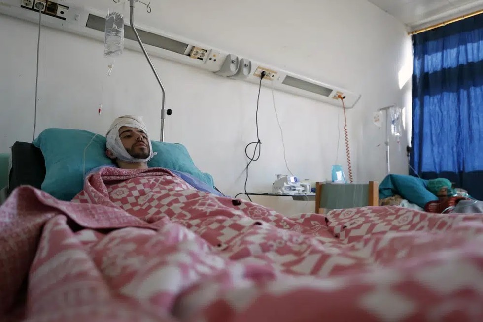 Anh Ebrahim Zakeriya được điều trị tại một bệnh viện ở th&agrave;nh phố ven biển Latakia, Syria, ng&agrave;y 11/2. Ảnh: AP