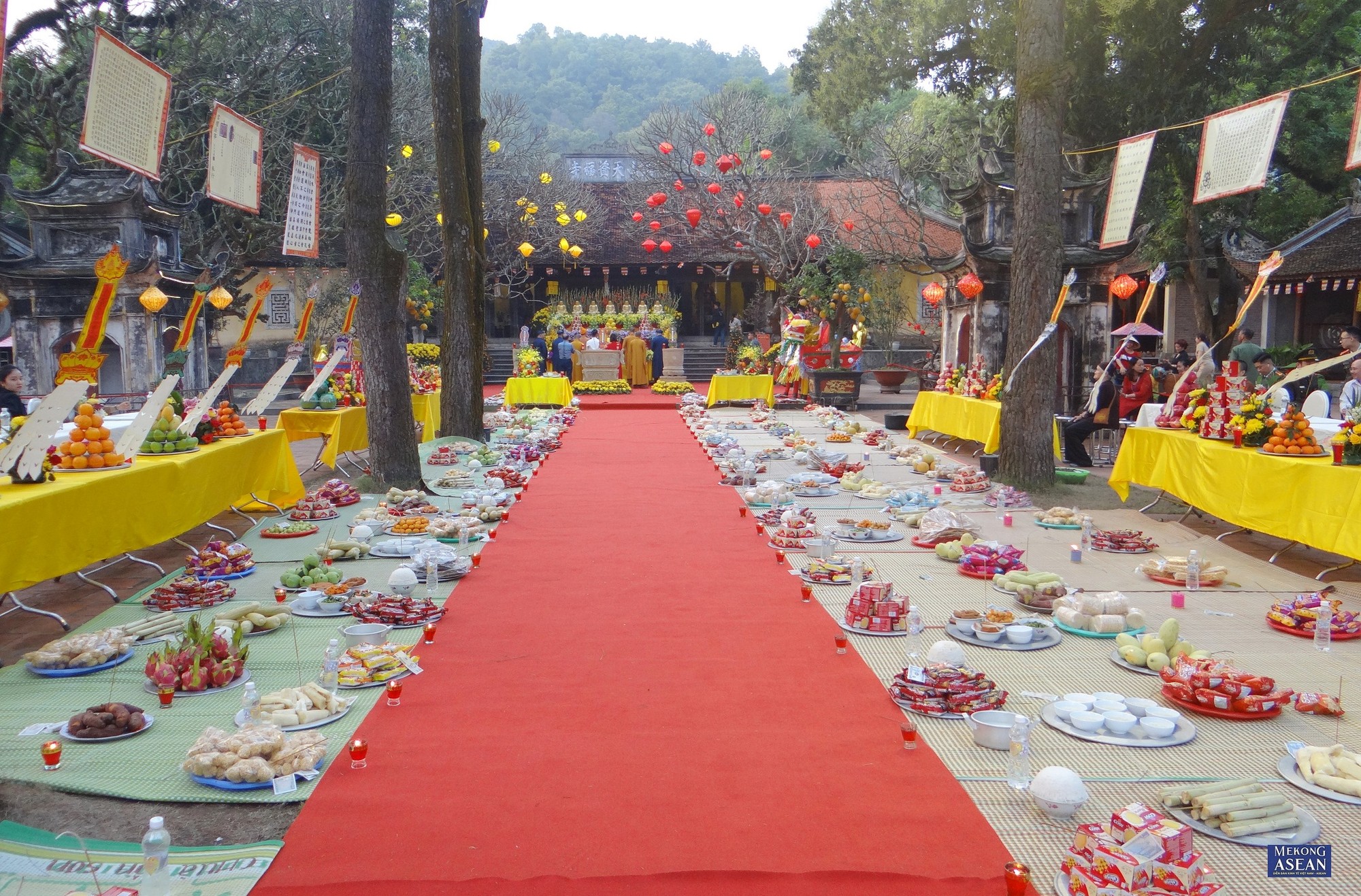 Hai b&ecirc;n đường &ldquo;chạy đ&agrave;n&rdquo; b&agrave;y nhiều m&acirc;m lễ với c&aacute;c đồ chay: bỏng ng&ocirc;, khoai luộc, b&aacute;nh đa, hoa quả, ch&aacute;o gạo&hellip;