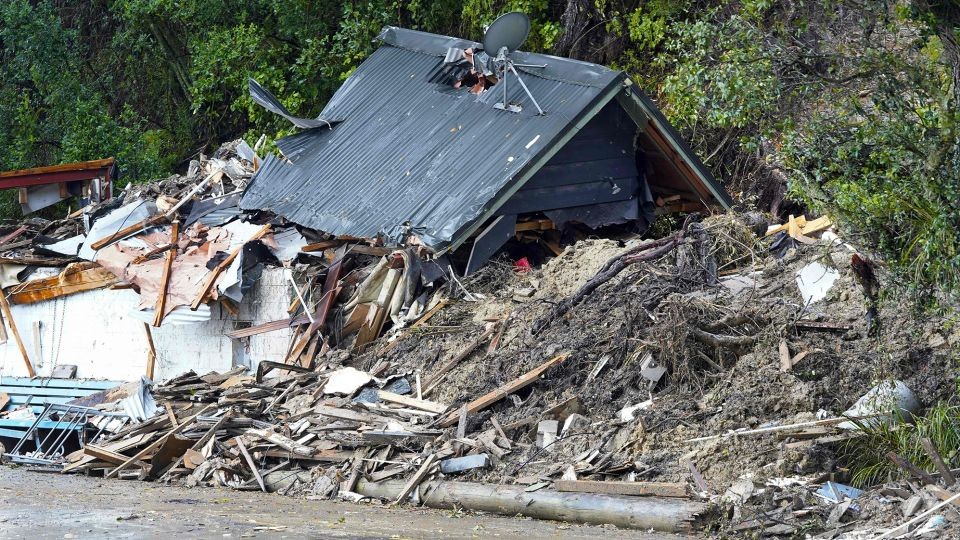 Một ng&ocirc;i nh&agrave; bị b&atilde;o Gabrielle t&agrave;n ph&aacute; ở Titirangi, ngoại &ocirc; khu vực T&acirc;y Auckland của New Zealand. Ảnh: Getty Images