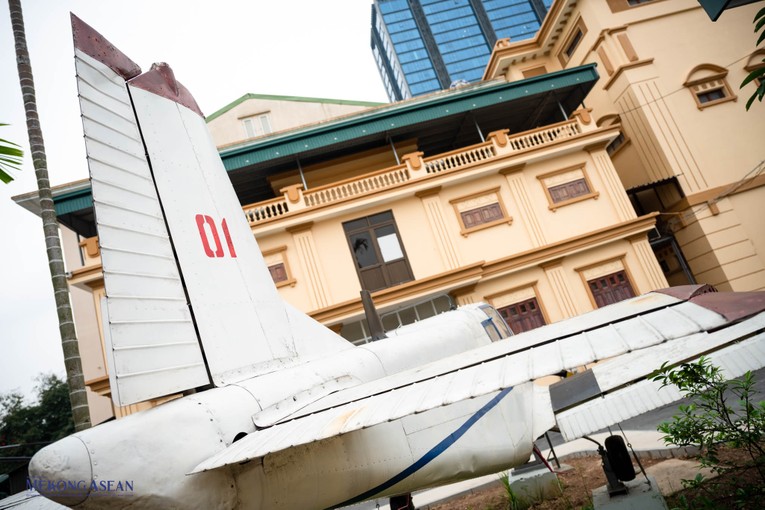 Trong lần thử nghiệm th&aacute;ng 9/1980, kế hoạch ban đầu chỉ thử lăn trượt tốc độ cao, bay l&agrave; l&agrave; mặt đất để kiểm tra độ rung, nhưng phi c&ocirc;ng bay thử Nguyễn Xu&acirc;n Hiển đ&atilde; quyết định cho cất c&aacute;nh để kiểm tra lu&ocirc;n khả năng hạ c&aacute;nh c&agrave;ng trước. Đ&acirc;y ch&iacute;nh l&agrave; lần đầu ti&ecirc;n TL-1 chạm đến bầu trời, trong sự hồi hộp v&agrave; phấn kh&iacute;ch của to&agrave;n bộ những người c&oacute; mặt tr&ecirc;n s&acirc;n bay Ho&agrave; Lạc h&ocirc;m đ&oacute;.