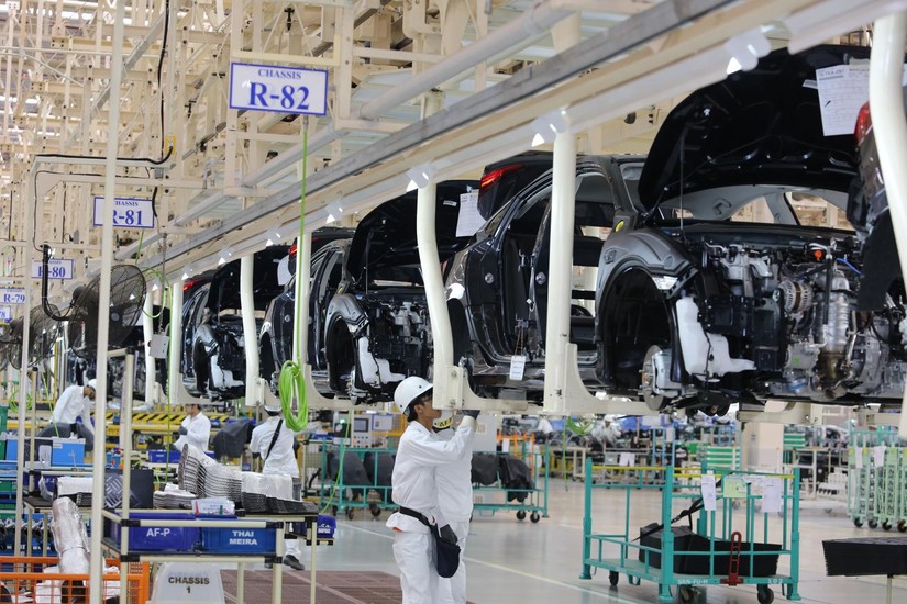 C&ocirc;ng nh&acirc;n kiểm tra &ocirc; t&ocirc; tại một nh&agrave; m&aacute;y sản xuất ở Prachin Buri, Th&aacute;i Lan. Ảnh: Bangkok Post