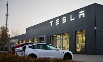 Tesla phải &apos;triệu hồi&apos; hơn 360.000 xe điện tại Mỹ do lỗi hệ thống tự lái