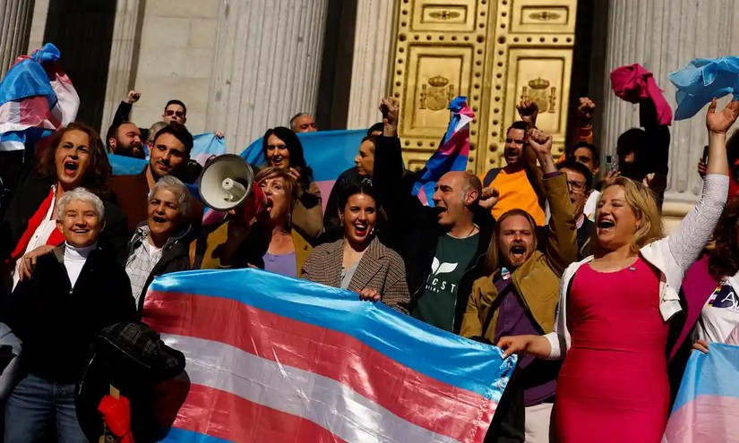 Bộ trưởng B&igrave;nh đẳng của T&acirc;y Ban Nha, Irene Montero (giữa) ăn mừng c&ugrave;ng c&aacute;c nh&agrave; hoạt động LGBTQ+ sau khi luật chuyển giới mới được th&ocirc;ng qua. Ảnh: Reuters