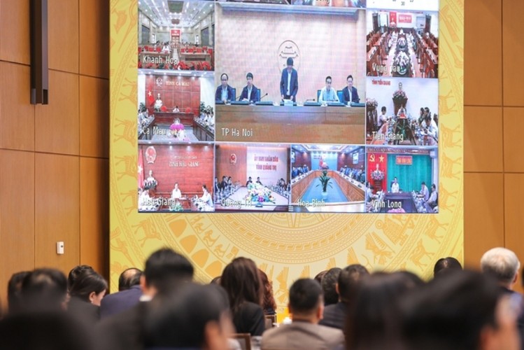 Ph&oacute; Chủ tịch UBND TP H&agrave; Nội Dương Đức Tuấn ph&aacute;t biểu từ đầu cầu H&agrave; Nội. Nguồn: VGP.