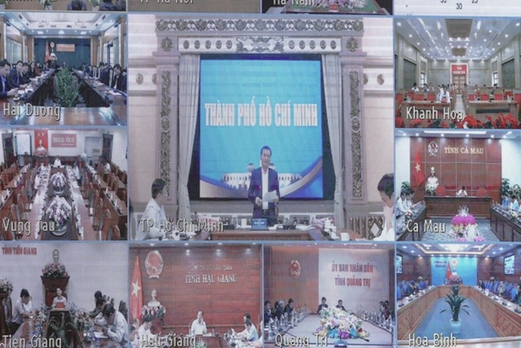 Ph&oacute; Chủ tịch TP HCM B&ugrave;i Xu&acirc;n Cường ph&aacute;t biểu từ đầu cầu TP HCM. Nguồn: VGP.