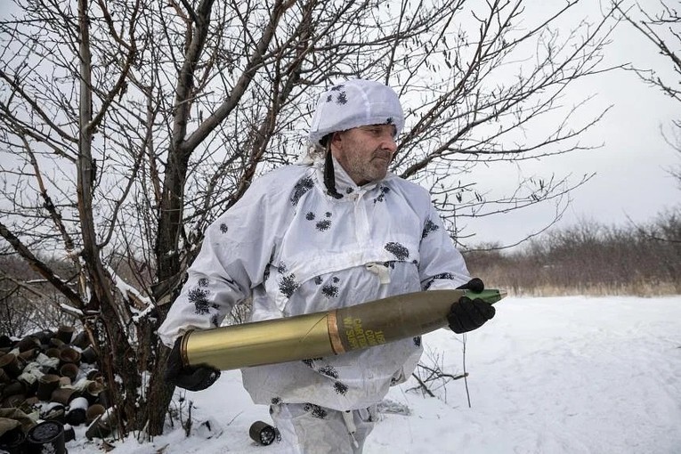 Một binh sĩ Ukraine cầm quả ph&aacute;o để nạp v&agrave;o lựu ph&aacute;o, khu vực gần Bakhmut, v&ugrave;ng Donetsk. Ảnh: Reuters
