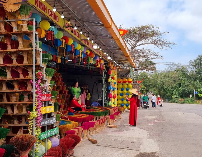 L&agrave;ng hương thu h&uacute;t kh&aacute;ch du lịch từ mọi độ tuổi tới tham quan, chụp ảnh. Ảnh: Anh Thư