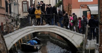 Kênh đào Venice của Italy cạn kiệt nước vì khô hạn