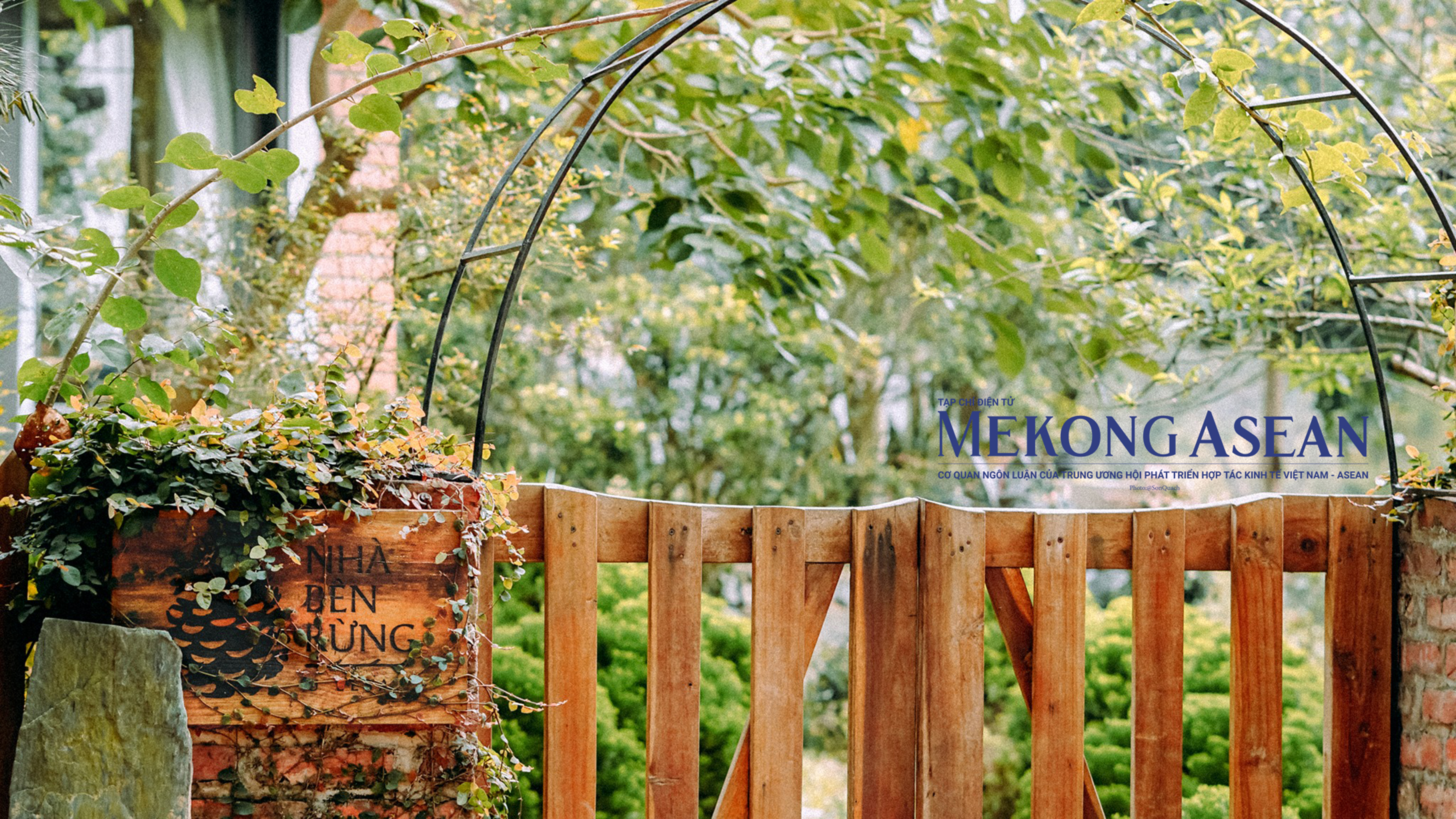 Nằm tại Huyện S&oacute;c Sơn c&aacute;ch kh&ocirc;ng xa th&agrave;nh phố, những ng&ocirc;i nh&agrave; b&ecirc;n rừng trong khu U Lesa như một điểm trốn đ&ocirc; thị ho&agrave;n hảo sau những ng&agrave;y l&agrave;m việc mệt mỏi.