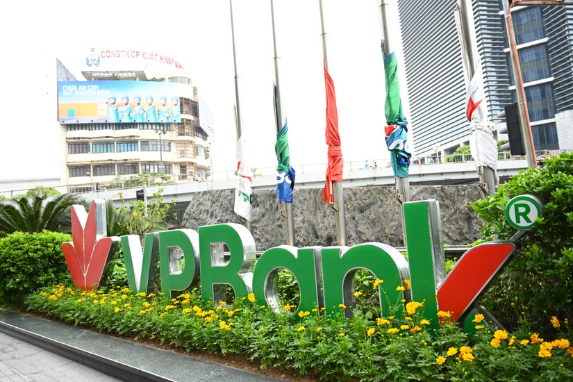 Cổ đ&ocirc;ng nội bộ VPBank lần lượt b&aacute;n ra lượng lớn cổ phiếu VPB