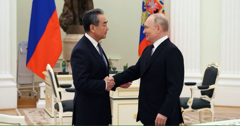 Tổng thống Nga Vladimir Putin tiếp nh&agrave; ngoại giao Trung Quốc Vương Nghị. Ảnh: Sputnik