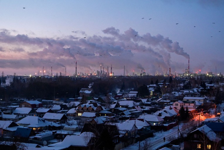 Nh&agrave; m&aacute;y lọc dầu ở th&agrave;nh phố Omsk, Siberia, Nga. Ảnh: Reuters