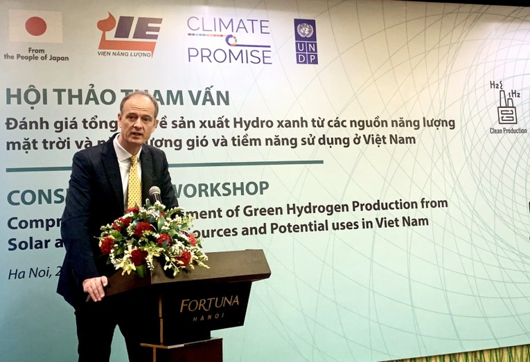 Ph&oacute; Trưởng đại diện thường tr&uacute; UNDP tại Việt Nam, &ocirc;ng Patrick Haverman ph&aacute;t biểu tại hội thảo.