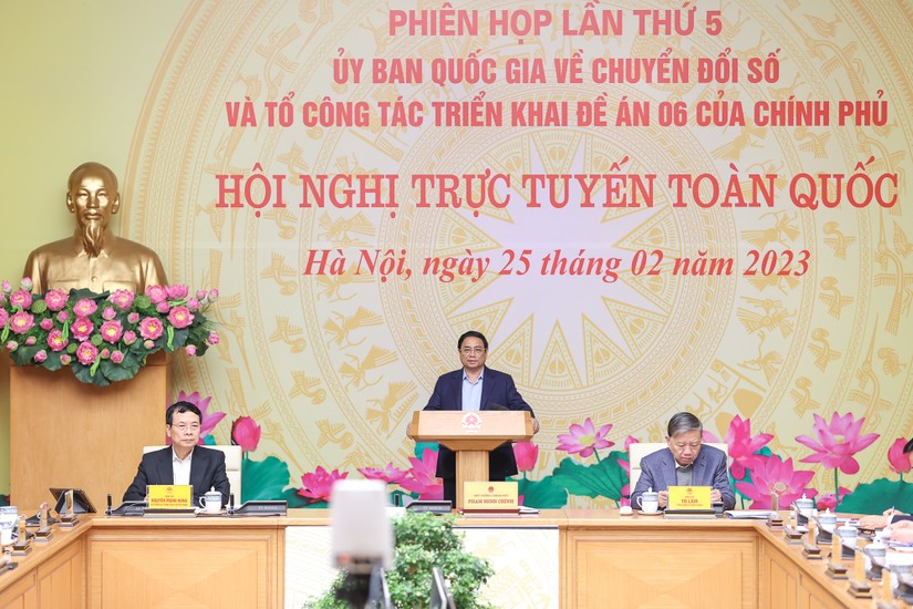 Thủ tướng Phạm Minh Ch&iacute;nh chủ tr&igrave; Hội nghị trực tuyến to&agrave;n quốc v&agrave; phi&ecirc;n họp lần thứ 5 của Ủy ban Quốc gia về chuyển đổi số v&agrave; Tổ c&ocirc;ng t&aacute;c triển khai Đề &aacute;n 6 của Ch&iacute;nh phủ, đ&aacute;nh gi&aacute; kết quả năm 2022 v&agrave; đề ra nhiệm vụ, giải ph&aacute;p năm 2023. Ảnh: VGP