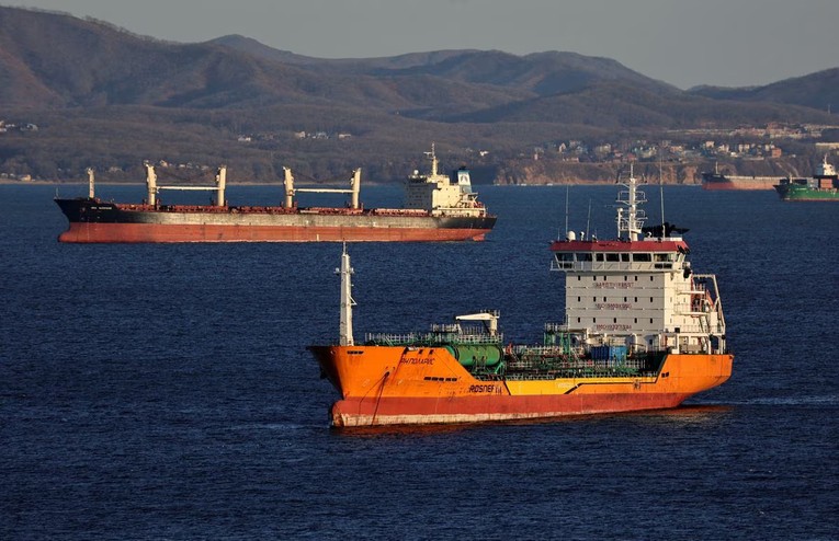 T&agrave;u chở dầu th&ocirc; RN Polaris v&agrave; một t&agrave;u s&acirc;n bay ở Vịnh Nakhodka gần th&agrave;nh phố cảng Nakhodka, Nga. Ảnh: Reuters