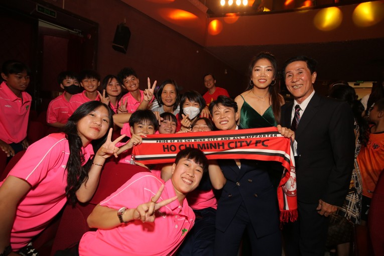 Huỳnh Như c&ugrave;ng c&aacute;c cầu thủ trẻ chụp ảnh.