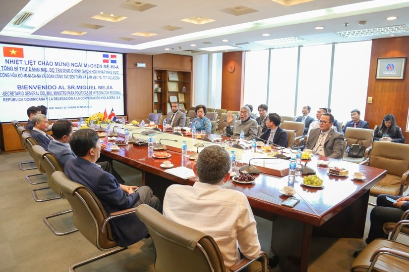 Đo&agrave;n đại biểu cấp cao Cộng h&ograve;a Dominica đến thăm v&agrave; l&agrave;m việc tại Viglacera.