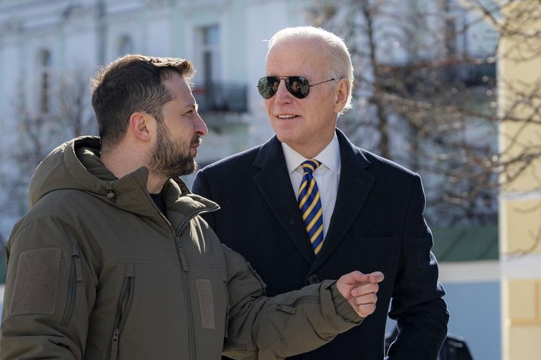 Tổng thống Mỹ Joe Biden gặp người đồng cấp Ukraine Volodymyr Zelensky h&ocirc;m 20/2. Ảnh: Reuters