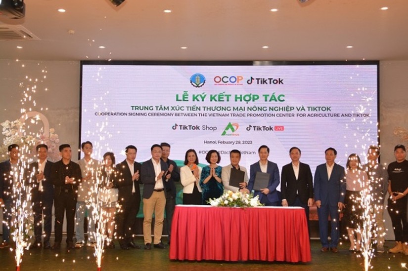 Lễ k&yacute; kết hợp t&aacute;c Trung t&acirc;m X&uacute;c tiến thương mại n&ocirc;ng nghiệp v&agrave; TikTok.