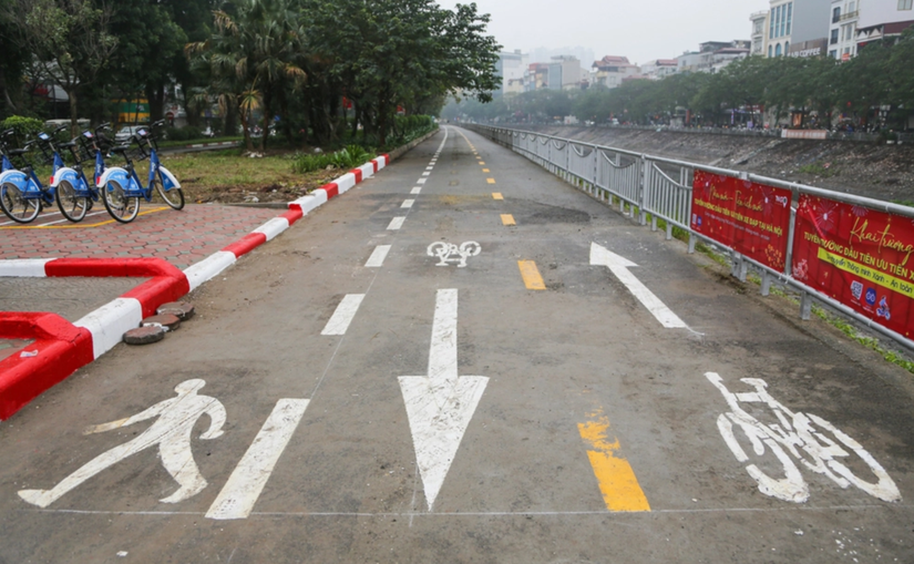 L&agrave;n đường rộng 4m, trong đ&oacute; c&oacute; 3m d&agrave;nh ri&ecirc;ng cho người đi xe đạp v&agrave; 1m d&agrave;nh cho người đi bộ. L&agrave;n đường hai chiều cho xe đạp nằm s&aacute;t bờ s&ocirc;ng T&ocirc; Lịch, l&agrave;n đường d&agrave;nh cho người đi bộ nằm ph&iacute;a b&ecirc;n đường L&aacute;ng.