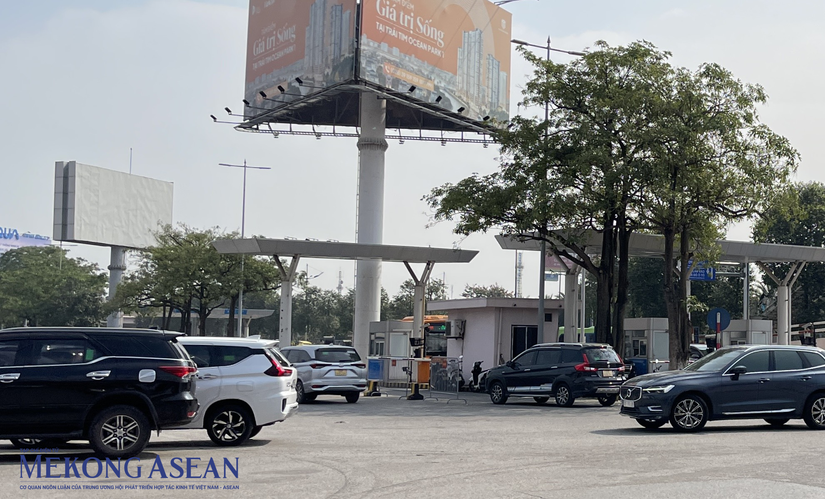 Khu vực xe ra v&agrave;o s&acirc;n bay Nội B&agrave;i. Ảnh: Thảo Ng&acirc;n