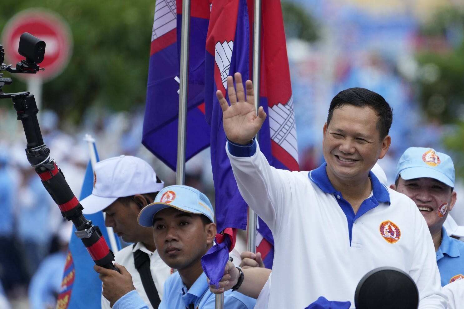 &Ocirc;ng Hun Manet vẫy tay ch&agrave;o cử tri khi kết th&uacute;c chiến dịch tranh cử của đảng Nh&acirc;n d&acirc;n Campuchia (CPP), tại Phnom Penh, Campuchia, ng&agrave;y 21/7/2023. Ảnh: AP