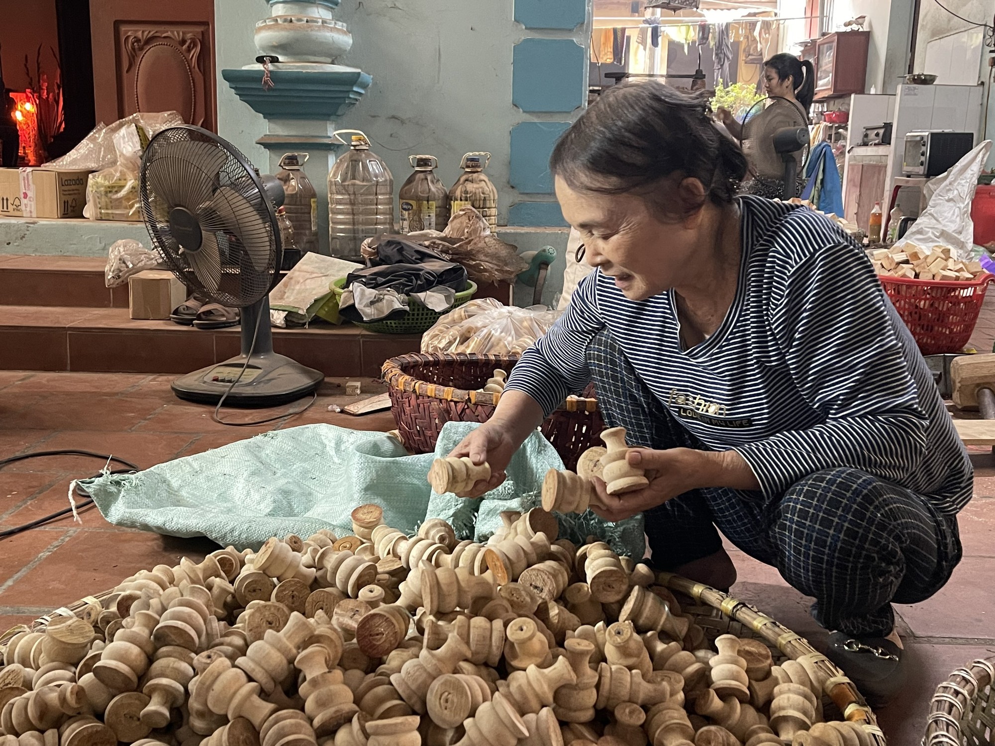 Gia đ&igrave;nh b&agrave; Qu&yacute; &ndash; sản xuất lồng chim.