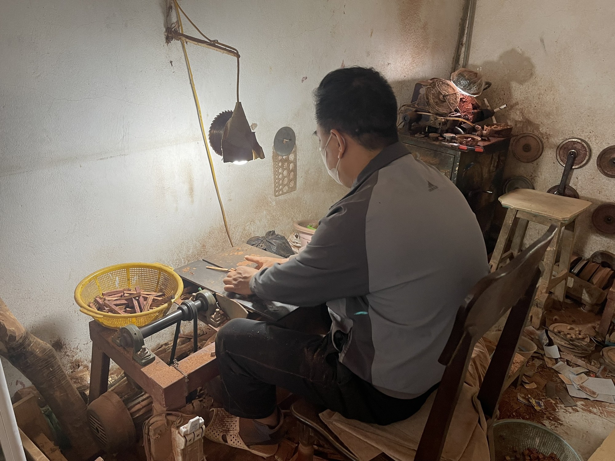 Từng c&ocirc;ng đoạn tiện gỗ của anh To&agrave;n.