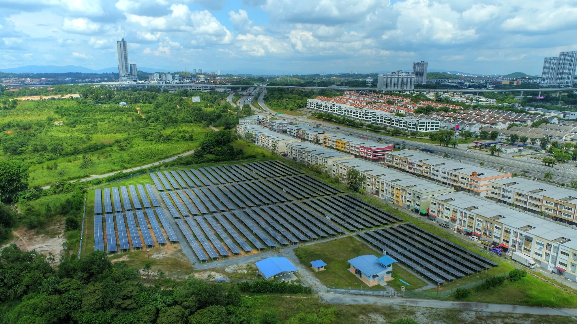 Quang cảnh từ tr&ecirc;n cao của một trang trại năng lượng mặt trời ở Selangor, Malaysia. Ảnh: Shutterstock