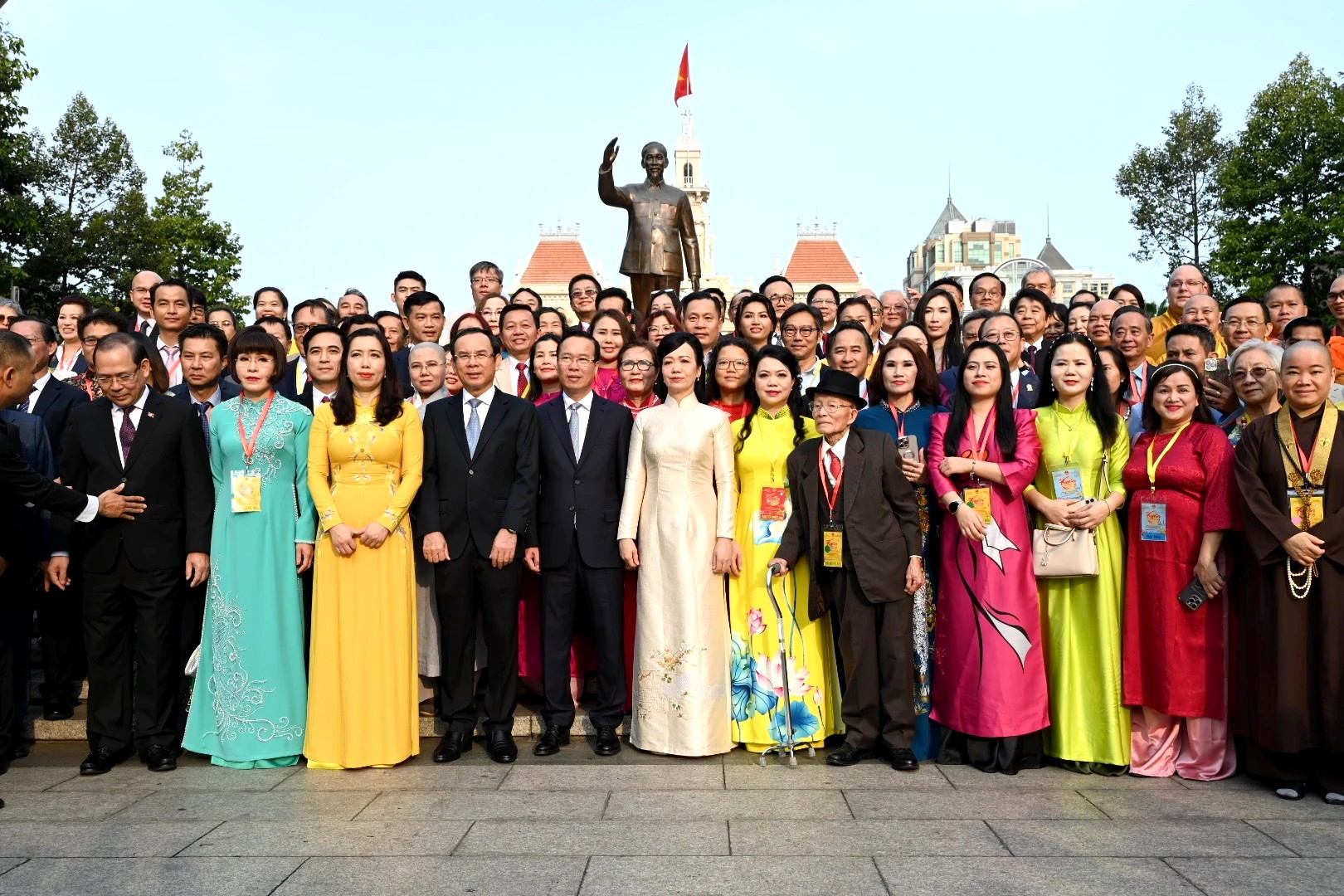 Chủ tịch nước V&otilde; Văn Thưởng v&agrave; Phu nh&acirc;n c&ugrave;ng chụp ảnh với kiều b&agrave;o trước Tượng đ&agrave;i B&aacute;c, TP HCM, ng&agrave;y 2/2/2024. Ảnh: Tạp ch&iacute; X&acirc;y dựng Đảng