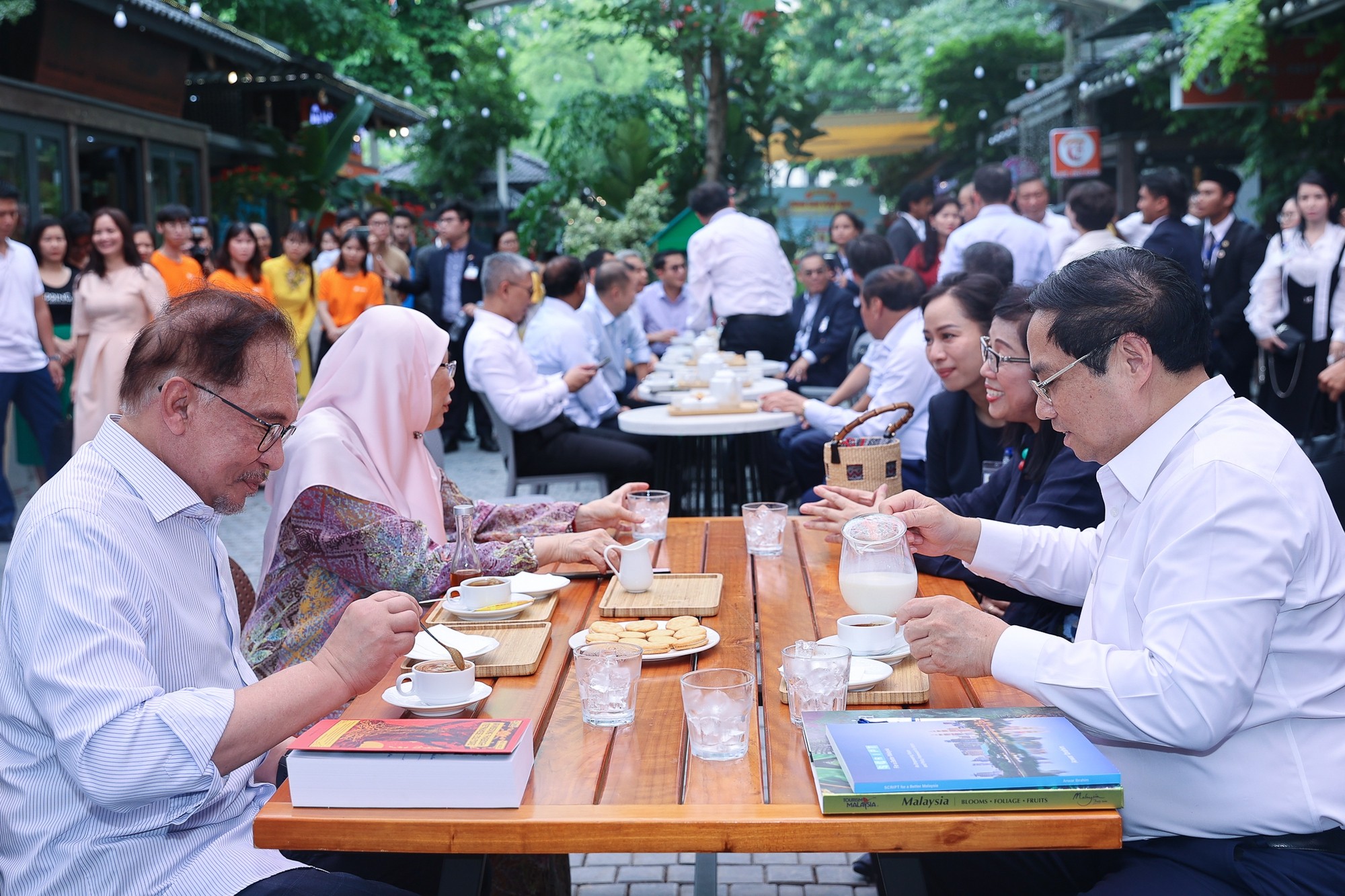 Thủ tướng Phạm Minh Ch&iacute;nh v&agrave; Thủ tướng Malaysia Anwar Ibrahim c&ugrave;ng uống c&agrave; ph&ecirc; khi tham quan phố s&aacute;ch tại H&agrave; Nội ng&agrave;y 21/7/2023, nh&acirc;n chuyến thăm ch&iacute;nh thức Việt Nam của Thủ tướng Malaysia. Ảnh: VGP