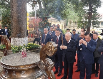 Tổng Bí thư Nguyễn Phú Trọng dâng hương tại Hoàng thành Thăng Long