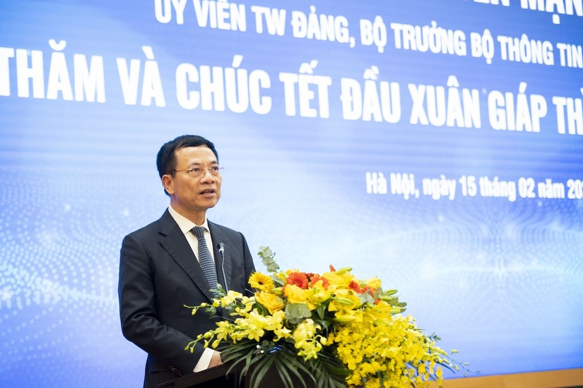 Bộ trưởng Th&ocirc;ng tin v&agrave; Truyền th&ocirc;ng Nguyễn Mạnh H&ugrave;ng ph&aacute;t biểu tại cuộc l&agrave;m việc với FPT.