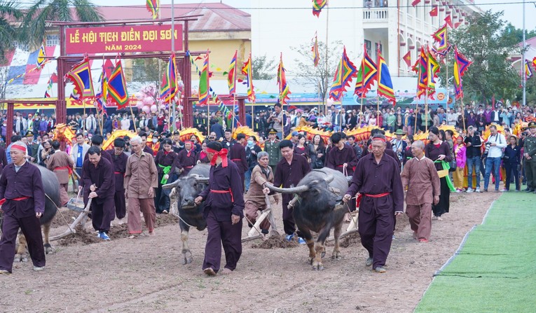 Chủ tịch UBND tỉnh H&agrave; Nam Trương Quốc Huy thực hiện nghi lễ c&agrave;y Tịch điền. Ảnh: Đ&agrave;i PTTH tỉnh H&agrave; Nam.