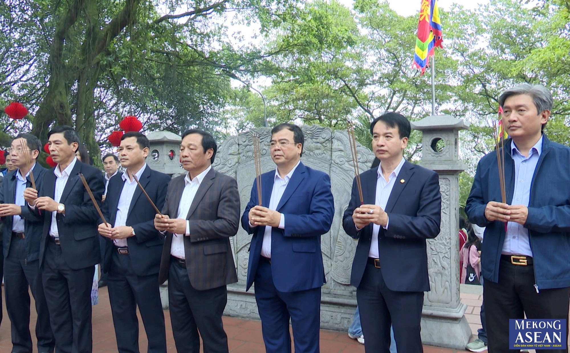 L&atilde;nh đạo tỉnh Hải Dương; đại diện l&atilde;nh đạo một số cơ quan, ban, sở, ng&agrave;nh trong tỉnh c&ugrave;ng l&atilde;nh đạo thị x&atilde; Kinh M&ocirc;n d&acirc;ng hương tại đền Cao An Phụ.