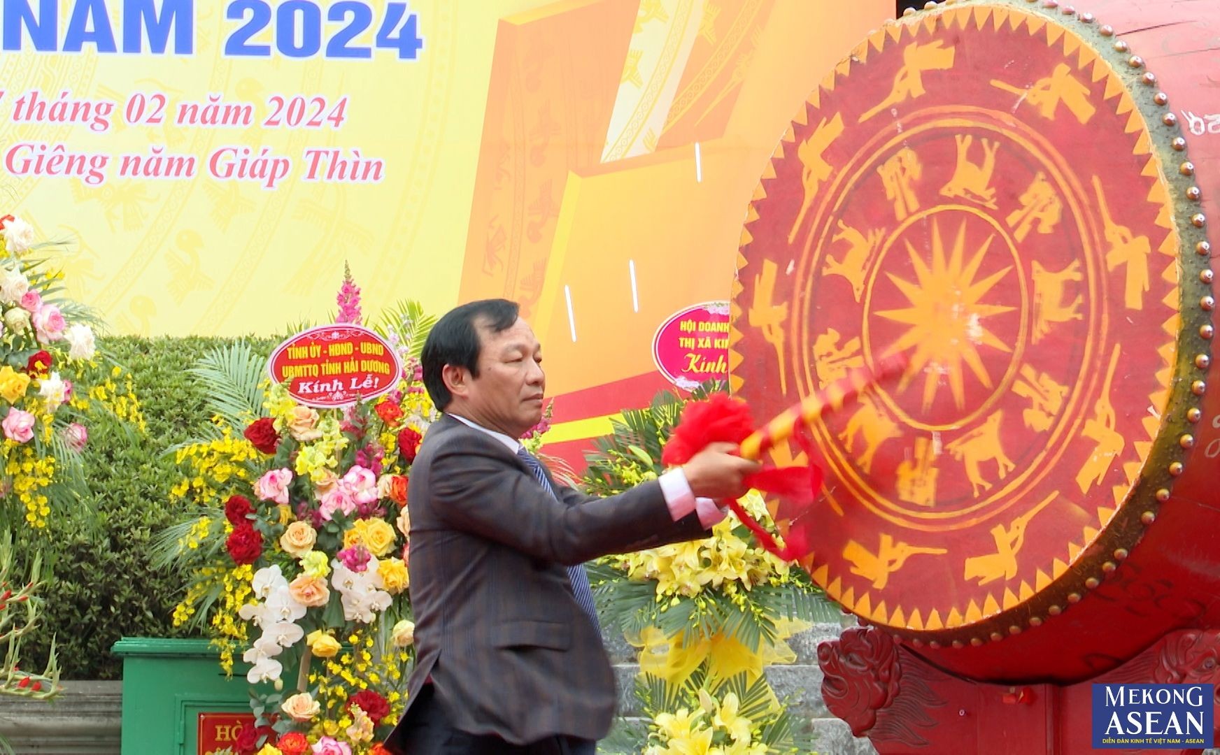 &Ocirc;ng L&ecirc; Văn Hiệu, Ph&oacute; B&iacute; thư Thường trực Tỉnh ủy, Chủ tịch HĐND tỉnh, Trưởng đo&agrave;n Đại biểu Quốc hội tỉnh Hải Dương gi&oacute;ng trống khai hội.