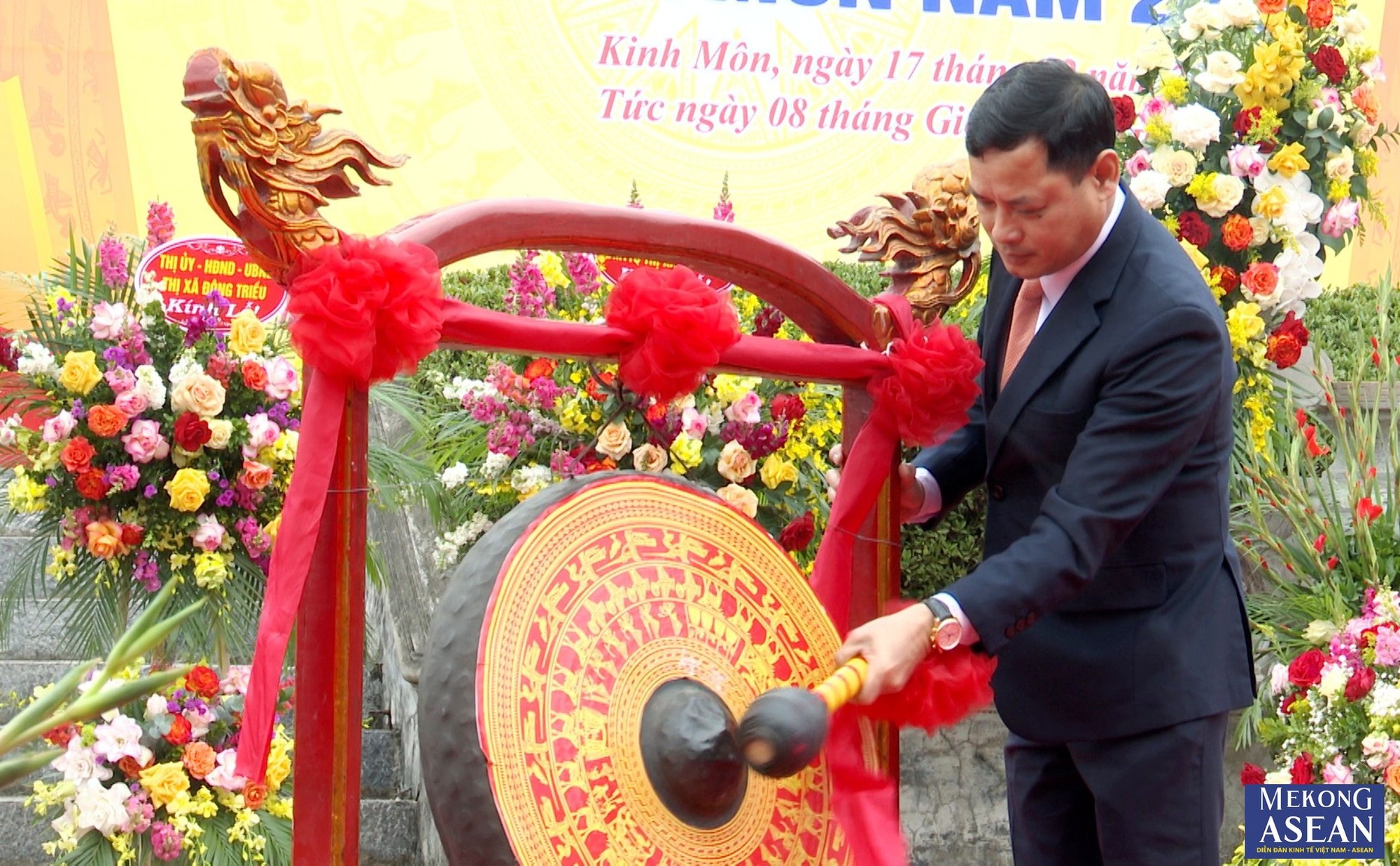 &Ocirc;ng Nguyễn Vỹ, B&iacute; thư Thị ủy Kinh M&ocirc;n thỉnh chi&ecirc;ng khai hội.