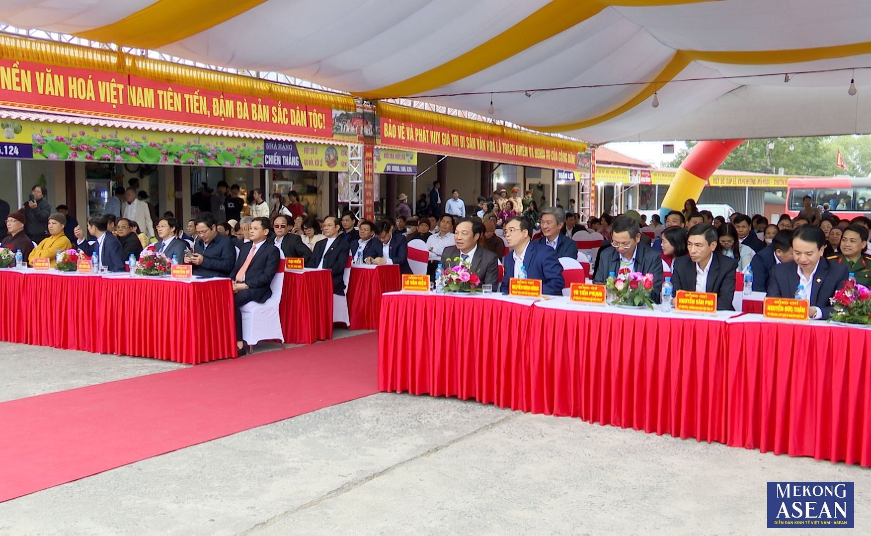 C&aacute;c đại biểu, nh&acirc;n d&acirc;n v&agrave; du kh&aacute;ch dự khai hội.