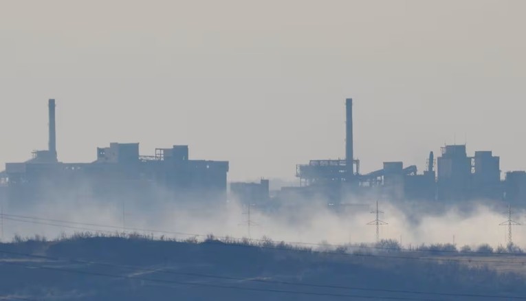 Kh&oacute;i bốc l&ecirc;n gần nh&agrave; m&aacute;y h&oacute;a chất v&agrave; than cốc Avdiivka tại th&agrave;nh phố Avdiivka, ng&agrave;y 15/2. Ảnh: Reuters