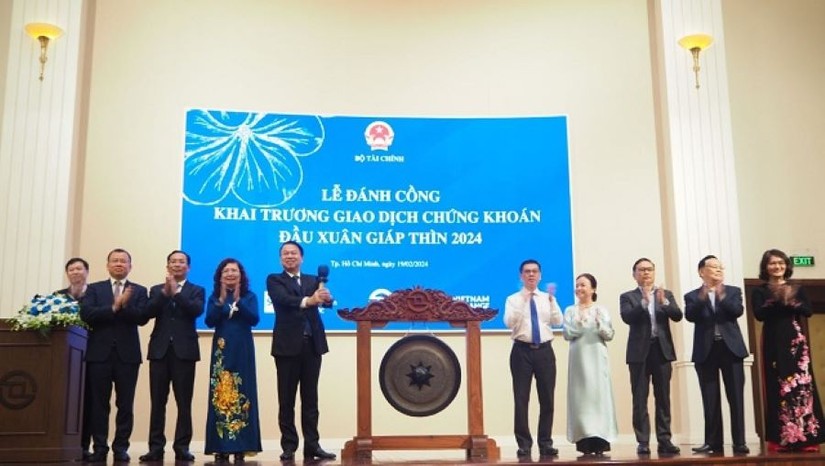 Lễ đ&aacute;nh cồng khai trương giao dịch chứng kho&aacute;n đầu Xu&acirc;n Gi&aacute;p Th&igrave;n 2024.