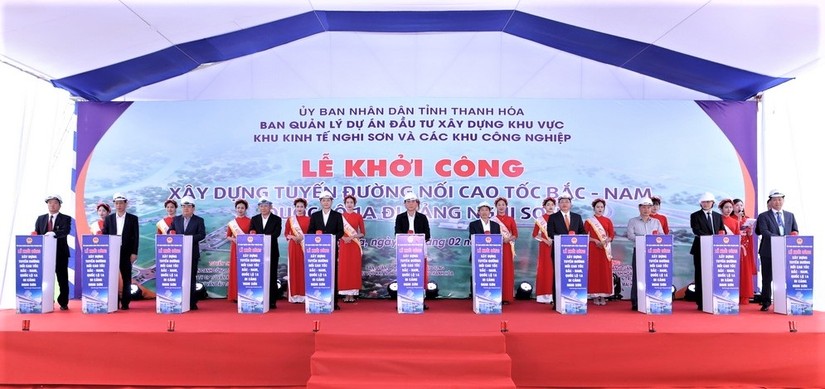 C&aacute;c đại biểu thực hiện nghi thức khởi c&ocirc;ng dự &aacute;n đường nối cao tốc Bắc - Nam, Quốc lộ 1A đi cảng Nghi Sơn. Nguồn: B&aacute;o Thanh H&oacute;a.