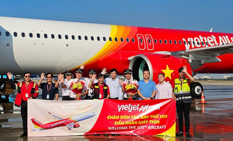 T&agrave;u bay mới được ch&agrave;o đ&oacute;n bởi l&atilde;nh đạo, c&aacute;n bộ nh&acirc;n vi&ecirc;n, phi h&agrave;nh đo&agrave;n Vietjet.