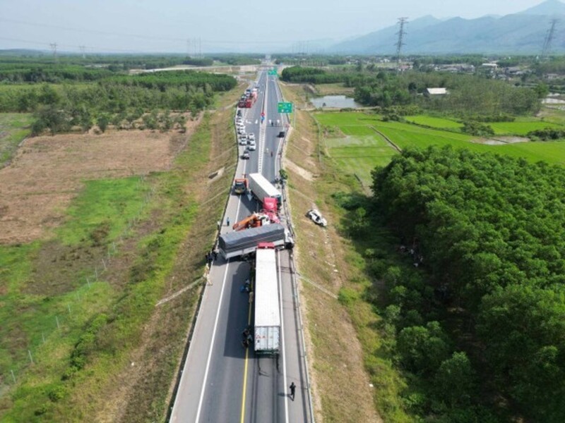 Vụ tai nạn giao th&ocirc;ng đặc biệt nghi&ecirc;m trọng tr&ecirc;n tuyến cao tốc Cam Lộ - La Sơn chiều 18/2. Ảnh: VGP