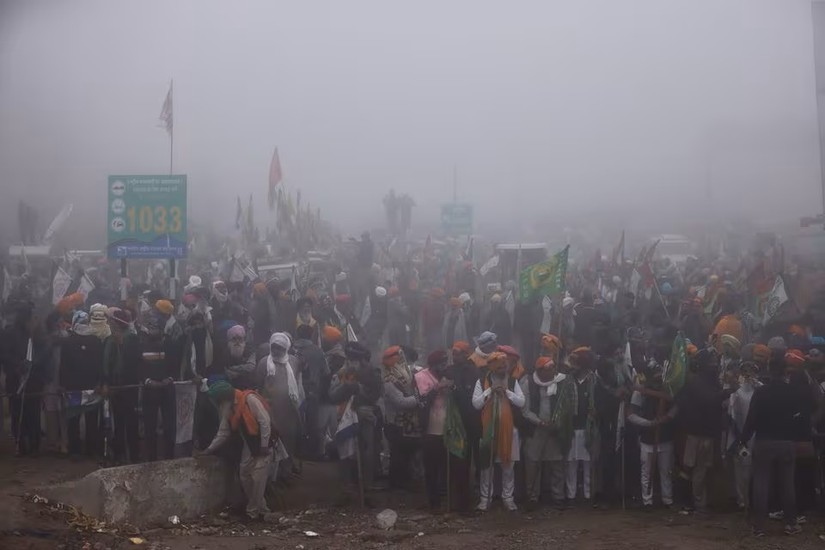 N&ocirc;ng d&acirc;n tập trung biểu t&igrave;nh tại bi&ecirc;n giới bang Punjab v&agrave; Haryana ng&agrave;y 21/2/2024. Ảnh: Reuters