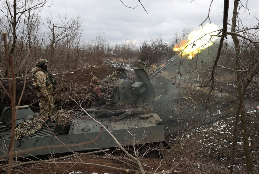 Binh sĩ Ukraine bắn m&aacute;y bay kh&ocirc;ng người l&aacute;i tr&ecirc;n hướng Bakhmut, v&ugrave;ng Donetsk, ng&agrave;y 20/2. Ảnh: Getty Images