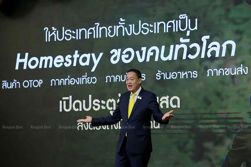 Thủ tướng Srettha Thavisin ph&aacute;t biểu tr&ecirc;n s&acirc;n khấu cuộc họp &amp;amp;quot;Tầm nh&igrave;n Th&aacute;i Lan&amp;amp;quot;, ng&agrave;y 22/2. Ảnh: Bangkok Post